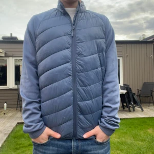 Ljusblå cardigan - Riktigt stilig cardigan i en fin ljusblå färg perfekt nu till våren eller sommaren. Skick som på bilderna. Färgen är mer som på andra bilden🤩Skriv vid minsta intresse så löser vi en deal, PRIS KAN DISKUTERAS