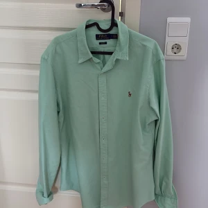 Mintgrön skjorta Polo Ralph Lauren - Snygg mintgrön skjorta från Polo Ralph Lauren i slim fit-modell. Köpt på Nk Göteborg för 2100, använt 3-4 gånger, inga fläckar.
