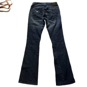 True Religion Bootcut Jeans - Storlek 23. Bra skick. Mått: midja 31cm, innerbenslängd 77cm. 
