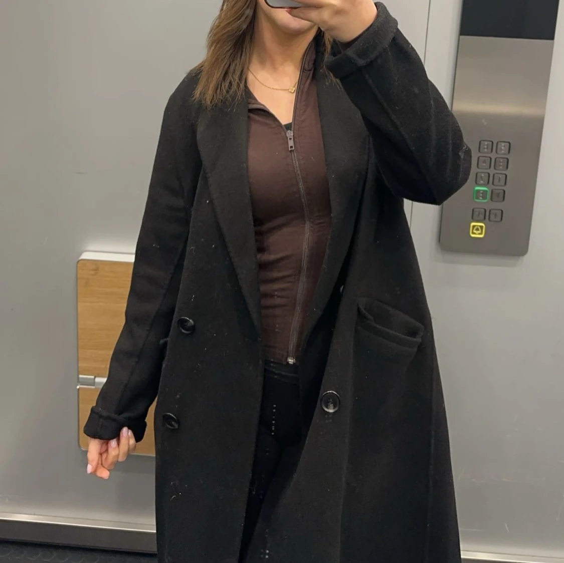 Svart lång kappa med knappar - 2