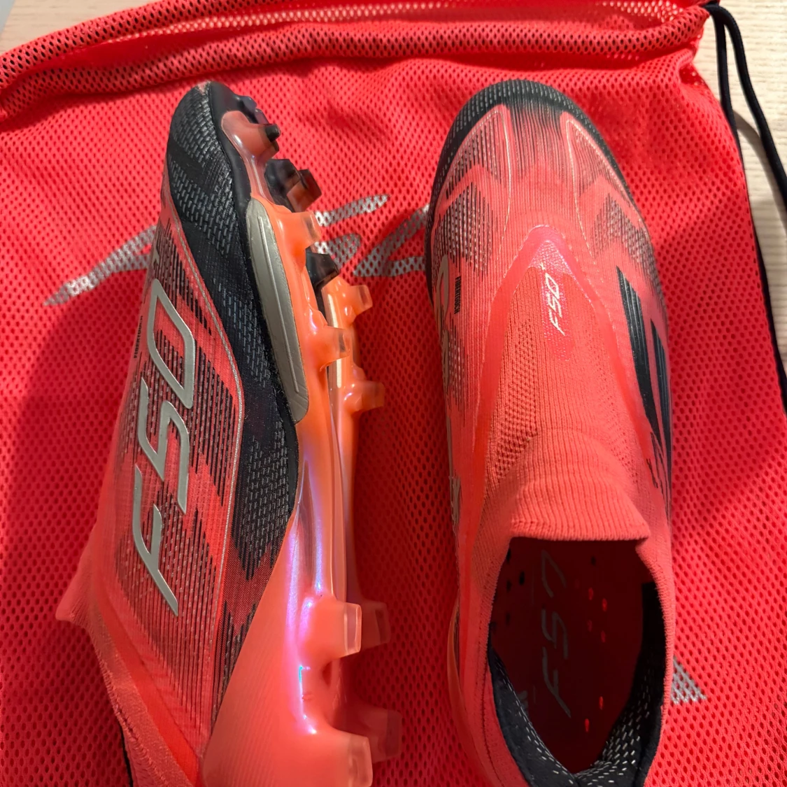 Adidas F50 röda fotbollsskor