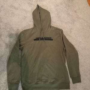 Jack & Jones hoodie - En grön Jack & Jones hoodie som aldrig har använts 