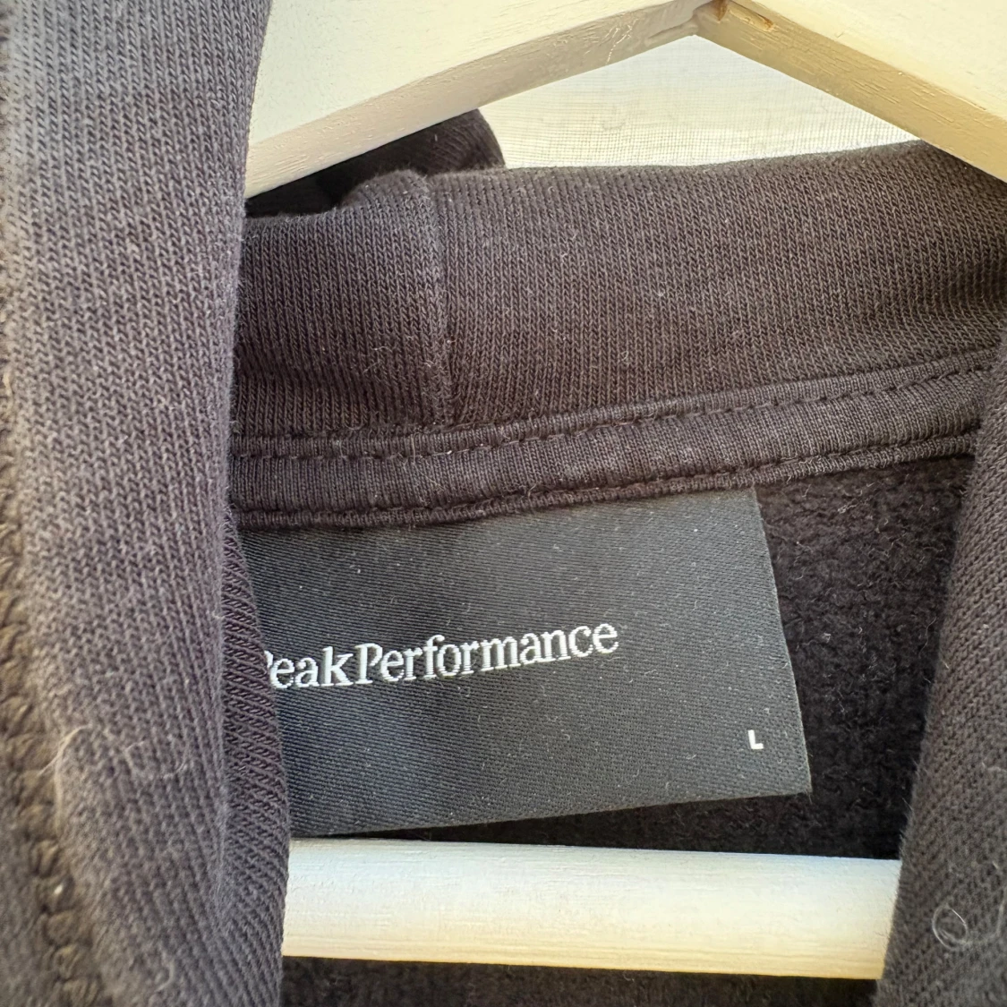 Svart hoodie från Peak Performance - 1
