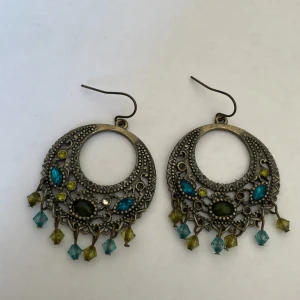 Örhängen - Örhängen i vintage stil med pärlor och stenar💕