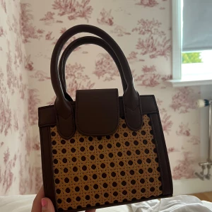 Brun handväska med flätad front - Orginalpris 399 kr. Aldrig använt👏😩