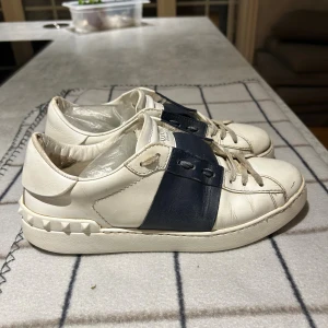 Valentino open - Säljer nu dessa, som du ser är dem använda men det finns mycket liv kvar! Priset är inte helt hugget i sten.