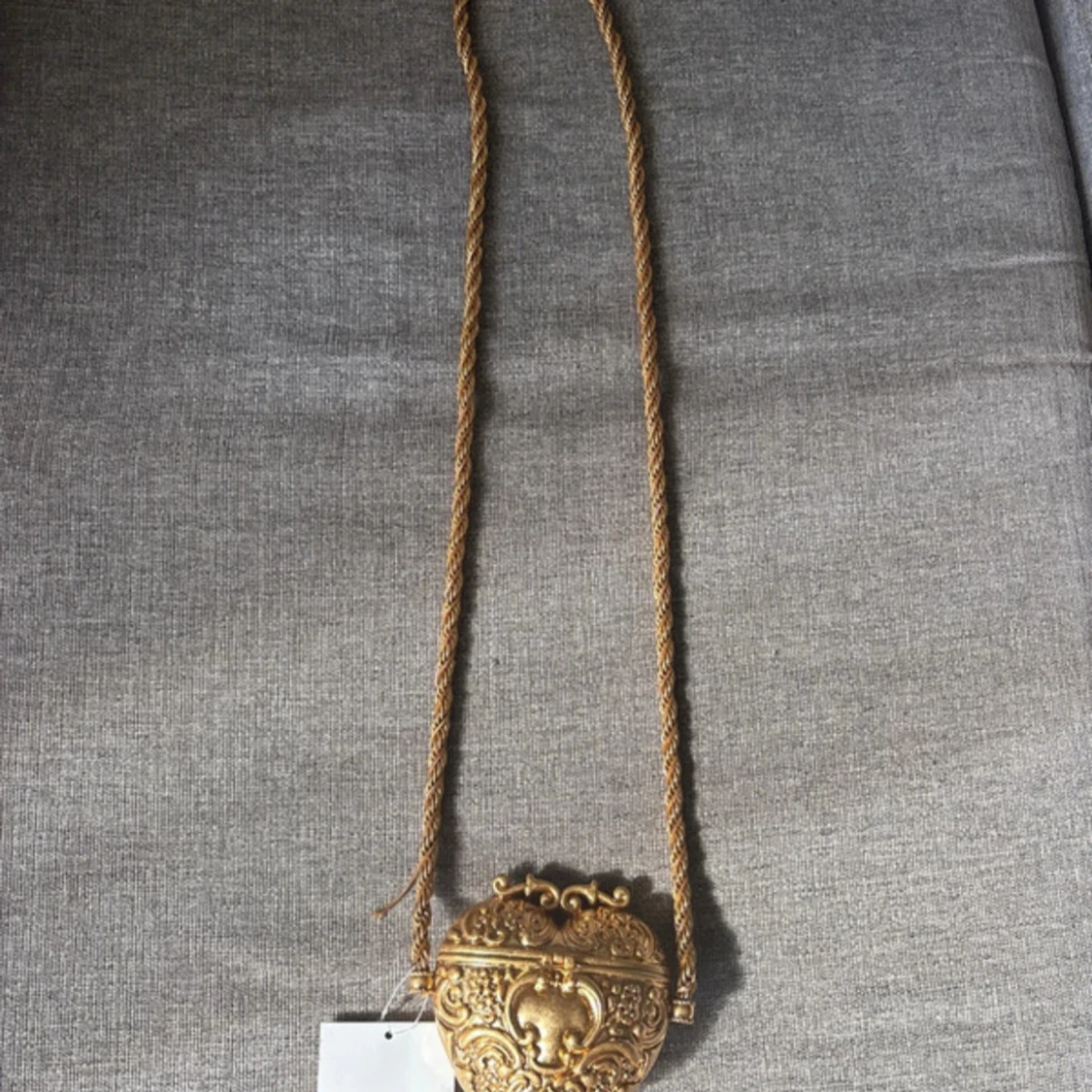 Guldigt halsband med dekorativ ask från Zara - 2