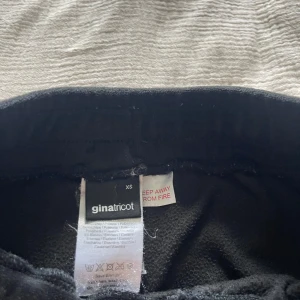 Svarta mjukisbyxor från Gina Tricot XS - Svarta mjukisbyxor från Gina Tricot i mjuk och glansig velour med resår i midjan och vida ben. Perfekta för en chill och avslappnad stil🖤🖤🖤