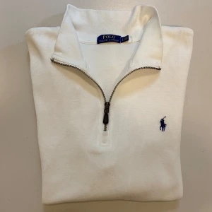 Vit Ralph lauren halv zip L - Vit polo Ralph Lauren halv zip //  Mycket bra skick //  Storlek L //  Skriv vid minsta fråga eller fundering💯👍