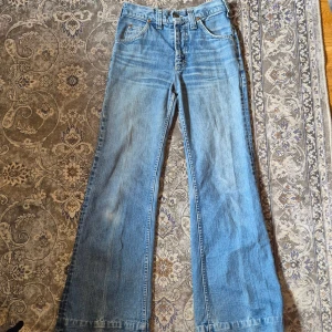 Jeans från lee - Säljer ett par klassiska ljusblå jeans från Lee med bootcut-modell. 💞💖 33 cm rakt över midjan
