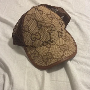 Keps med G,G mönster - Priset kan diskuteras vid snabb affär 