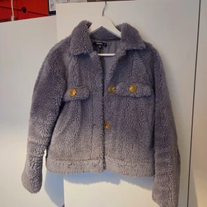 Teddyjacka från Missguided - Fluffig teddyjacka från Missguided. Jackan saknar en knapp men har i övrigt inga defekter. Varm och mysig nu till hösten🍂🍁