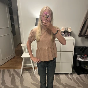 Zara topp - Jättefin Zara topp i storlek 10 år men stor i storlek säljer för att den inte kommit till användning ❤️💓 Den är lite beige rosa i färgen