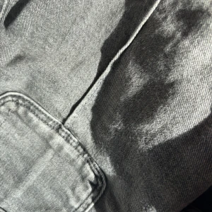 Gråa jeansbyxor från Gina Tricot - Säljer ett par snygga gråa jeans från Gina Tricot i storlek 146. Jeansen har klassisk femficksdesign, raka ben och normal passform. Materialet är mjukt denim i bomull och de stängs med två knappar framtill. Perfekta för en chill och stilren look.