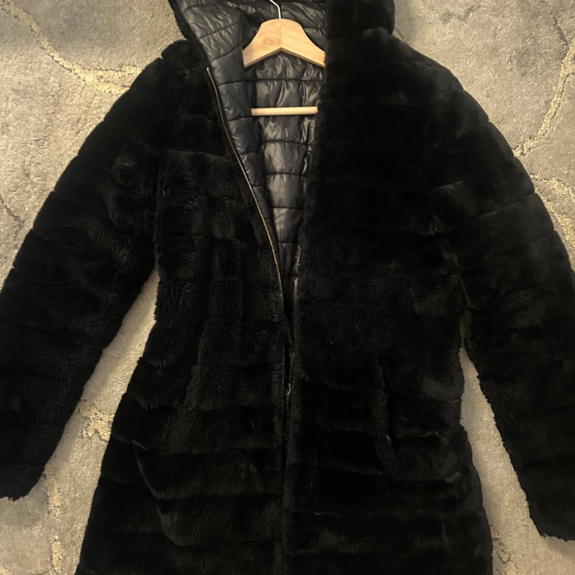 Svart pälsjacka med huva - 3