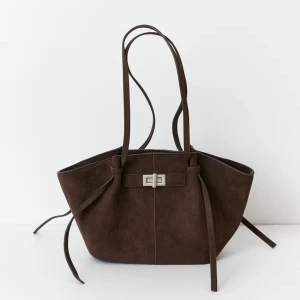 Brun mocka axelväska, midi long strap bag - Snygg brun axelväska i mocka med långa axelband och coola knytband på sidorna. Helt ny med prislapp kvar. ‼️Den lilla modellen‼️
