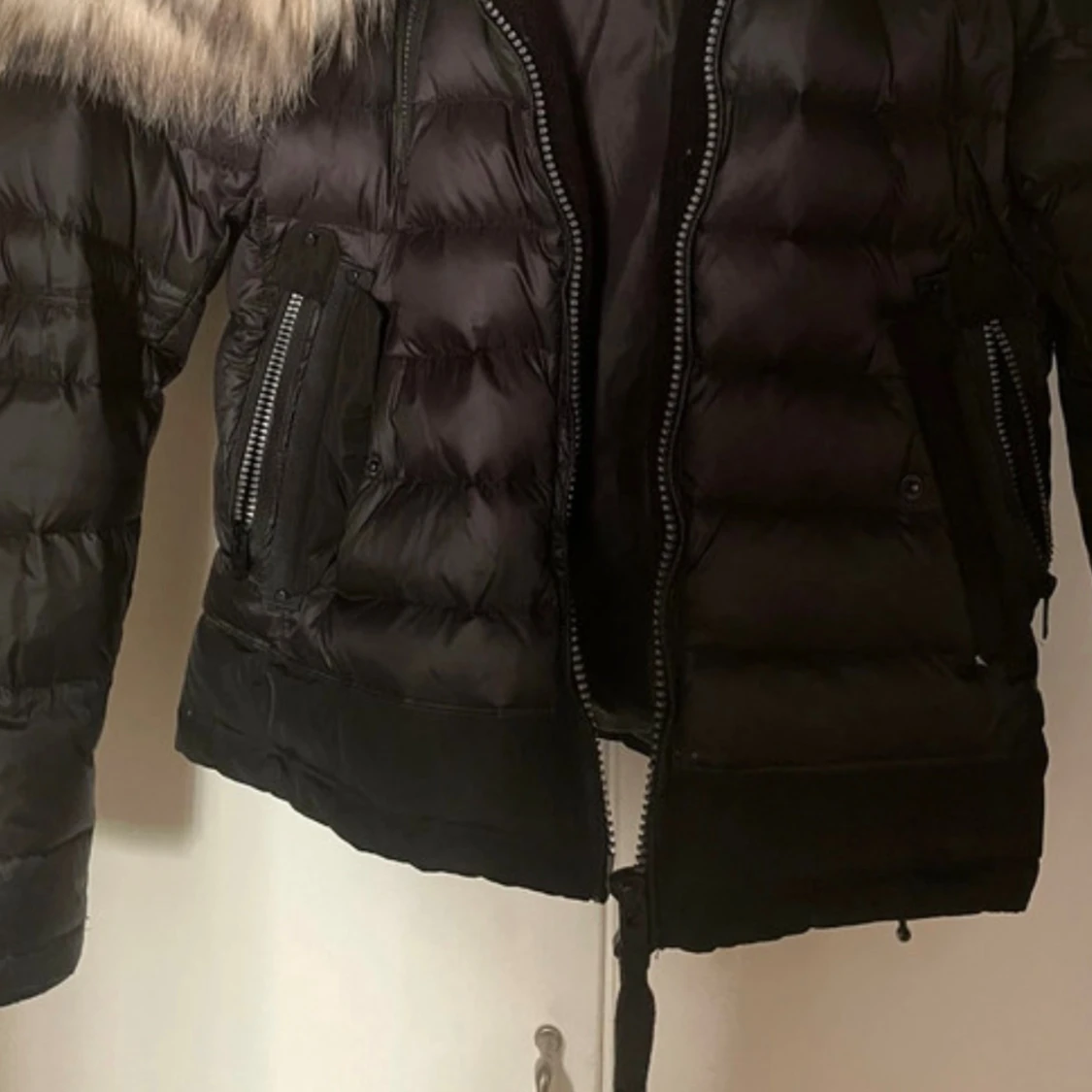 Svart dunjacka med päls från Rockandblue - 1