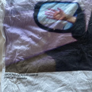 Hov1 T-shirt  - Vit t-shirt från HOV1  med stort tryck på backsidan. Liten broderad krona på bröstet. Klassisk passform och rund hals. Perfekt för dig som gillar Hov1. Använd 1 gång som ny❤️