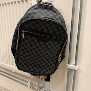 Ryggsäck - Helt ny ryggväsk elegant fin till skolan även till träningen. 