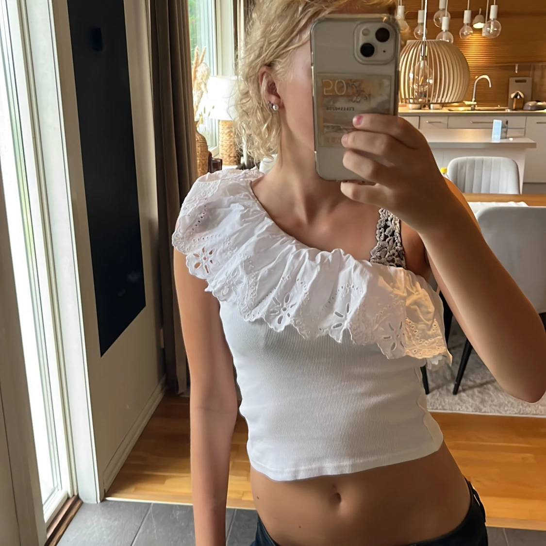 Vit oneshoulder topp med volang