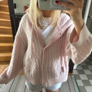 Stickad kofta - Snyggaste koftan med luva, slutsåld och svår att få tag i! Säljer direkt för 850!💕💐💖🌸💞
