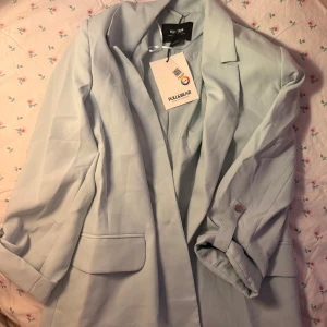 Ljus blåa Blazer från pull&bear - Helt ny kavaj från från Pull&bear, färgen är Aqua marin/ljus blåa storlek M , funkar jättebra för våren/sommar, den är oanvänd och helt ny kavaj.