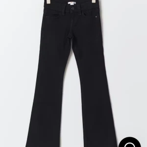 Svarta bootcut jeans med stretch - Snygga svarta jeans med bootcut passform och broderier på fickor. Jeansen har normal midja och bra längd och funkar året runt.