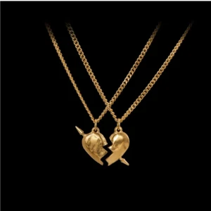 Guldigt Maria Nils dotter halsband - Säljer min högra sida av Maria Nilsdotter halsbanden, alltså med pilen nedåt. längd 45, skriv vid funderingar eller frågor ❤️❤️ny pris ligger på 4295 för 2 alltså är denna halvan värd 2148kr❤️