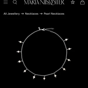 Silverhalsband med pärlor Maria Nilsdotter - jätte snyggt halsband från Maria Nilsdotter som tyvärr inte kommer till användning. Säljer för 2000 men kan även tänka mig att byta till ett annat smycke därifrån ! Kommer med box 