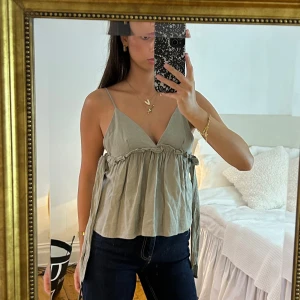 Topp - Topp med knytning på sidan, så sjukt fin! Ljus khaki färg.