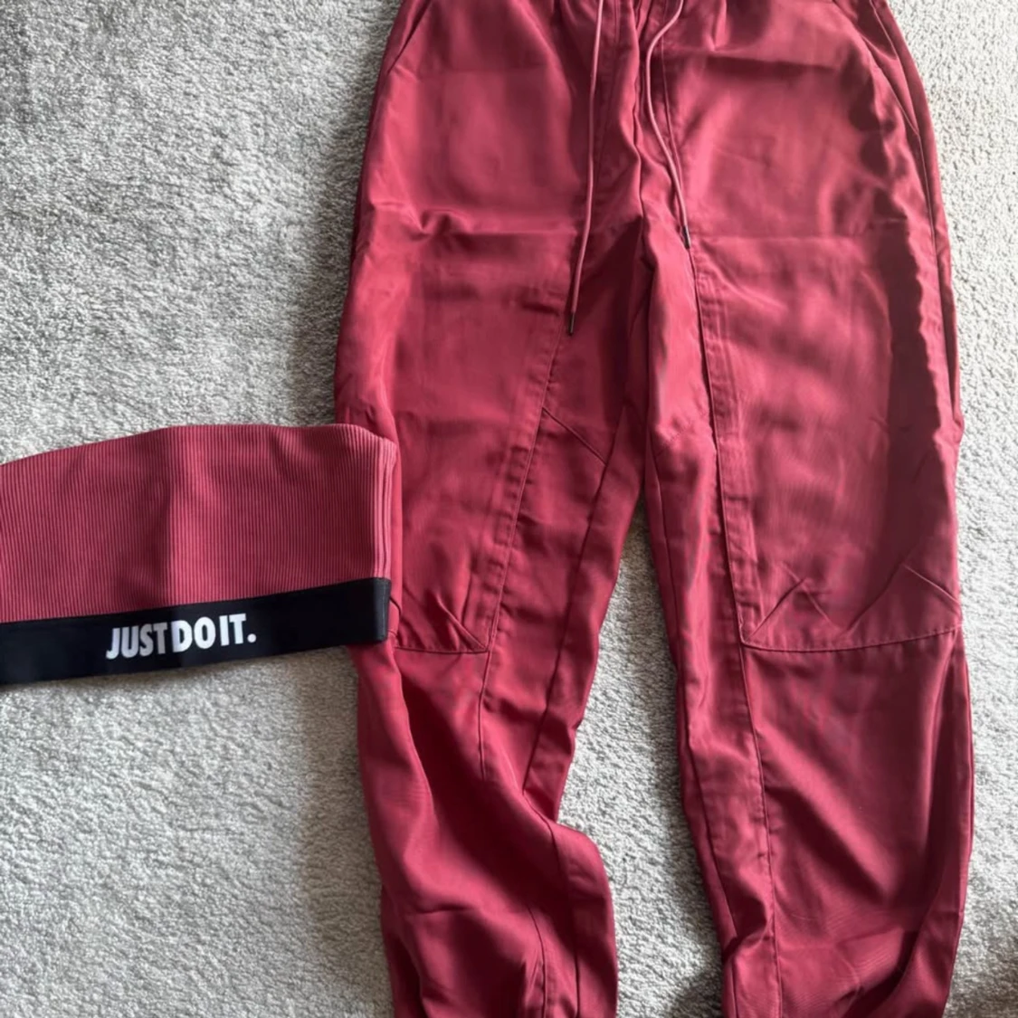 Vinröd Nike två set 