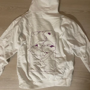 Vit hoodie med konsttryck och brodyr - Använd någon gång 