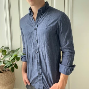 Morris skjorta mörkblå / grå S  - Morris skjorta mörkblå / grå S , inga defekter. Modellen är 180,75 kg och bär S, 37/38. 