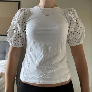 T-shirt med puffärm  - Cool vit t-shirt med puffärm och detaljer. Använd en hel del, men i bra skick. Tryck inte på KÖP DIREKT utan skriv privat om du är intresserad! 💛