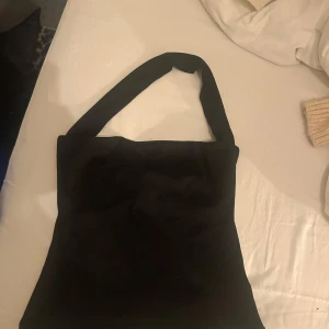 Fin topp  - Fin topp med öppen rygg, passar till allt, säljer för jag har två, nästan aldrig använd. Stolek:s