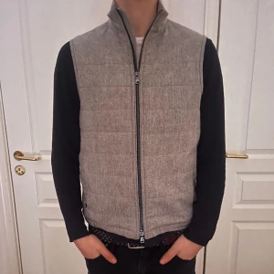 Oscar Jacobsson väst  - Grå Oscar Jacobsson flanell väst som är i jättebra skick Storlek: 48 (M) Nypris: 3000kr   Personen på bilden är 180cm  Hör av dig vid fler frågor eller funderingar!