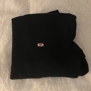 Hov1 hoodie  - Hov1 hoodie köpt 2025 på Gärdet. Limited Edition. Aldrig använd. Kom gärna med prisförslag 💗