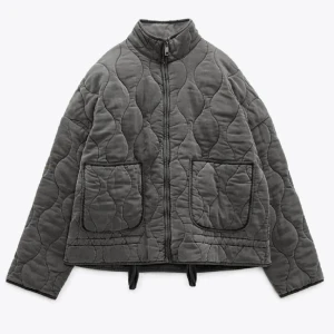 Grå quiltad jacka Zara - Säljer en grå quiltad pufferjacka från Zara. Inga defekter och väl behandlad. Skriv för fler bilder. Byter gärna mot en Meotine jacka! Men säljer även utan att byta mot något.