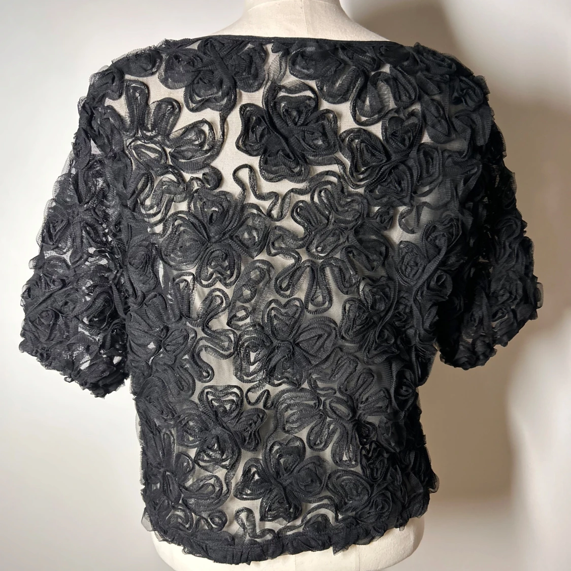 Mesh Topp / blus med broderade blommor  - 4