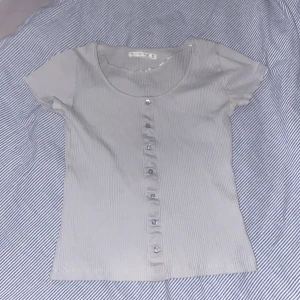 Ur ringad T-shirt med knappar - Jätte fin och stretchig T-shirt som är använd en gång, kommer bara aldrig till användning💗