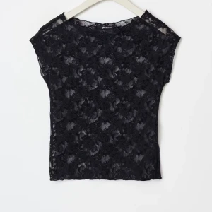 Svart spetsblus från Gina Tricot - Säljer en svart spetstopp från Gina Tricot. Nypris 299kr. Använd 2 ggr.