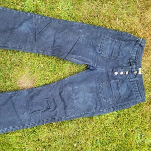 Big John vintage y2k mörkblå jeans  - Mörkblå jeans från Big John med raka ben. Klassisk femficksmodell med tydliga Big John-knappar och patch bak. Coola fickor. Tveka inte att skriva om ni undrar något mer!💞