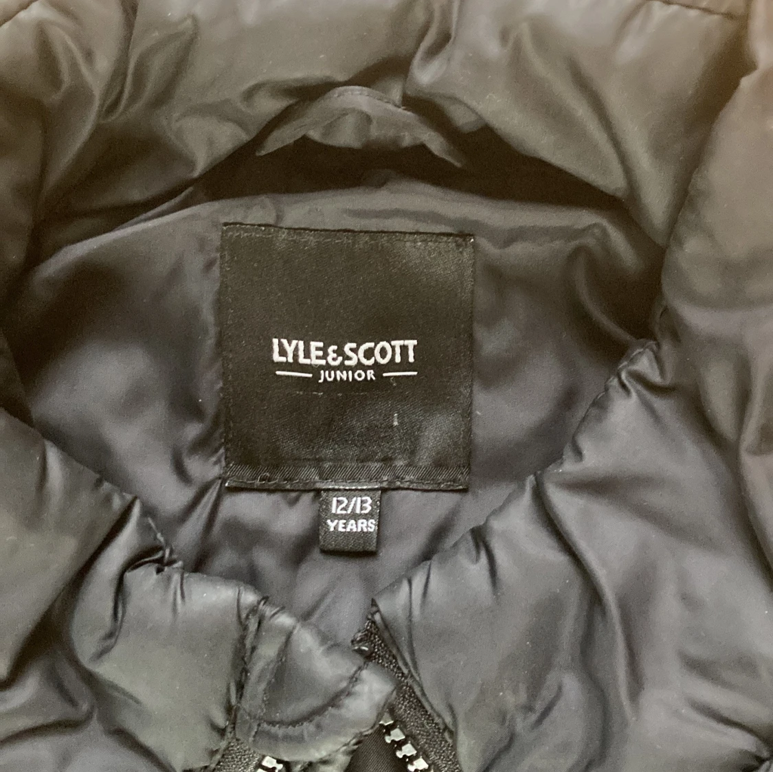 Svart dunväst från Lyle & Scott Junior - 1