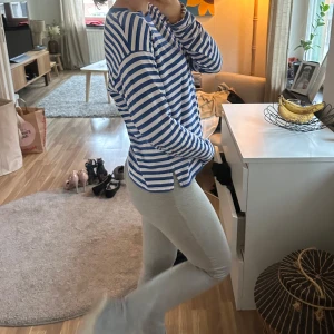 Randig blåvit långärmad tröja - Säljer en långärmad tröja med blå och vita ränder. Tröjan har en avslappnad passform och är tillverkad i ett mjukt bomullstyg. Den är så skönt och så gullig🙈-från Monki i XS