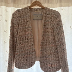 Beige kavaj från By Malene Birger - Säljer min mammas By malene Birger kavaj som är köpt second hand. Inga defekter.💞