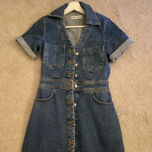Jeansklänning från Zara - Snygg jeansklänning från zara, använt fåtal gånger. 