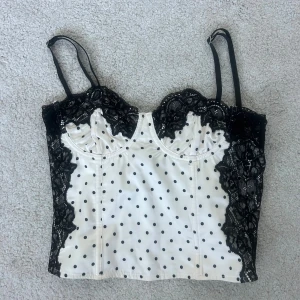 Prickig korsett  - Supersnygg prickig korsett med knytning baktil🤍 Aldrig använd! Ordinarie pris; 1050kr