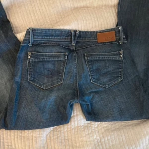 Lågmidjade jeans  - Inte min bild! Snygga vintage jeans!💕  Midjemått( rätt över): 36cm Inerbenslängd: 73cm Lårmått ( rätt över): 23cm   Modellen på bilden är 170cm (som ni ser är dem lite korta) 