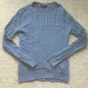 Stickad tröja från Morris - Snygg blå stickad tröja från Morris. Den är knappt använd och är i väldigt bra skick. 