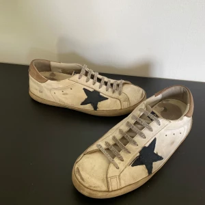 Golden Goose - Tja säljer dessa feta Golden Goose för ändast 2999!! skick 7/10, den ända defekten är att det är ett hål i hälen som man ser på sista bilden, stjärnan ska vara som den är, strlk 42 och priset går att diskutera vid snabb affär